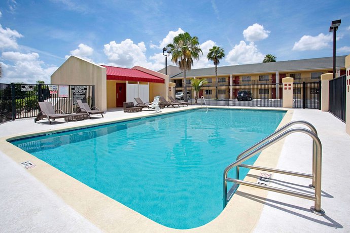Imagen de la piscina del Hotel Super 8 by Wyndham Orlando International Drive. Foto 20