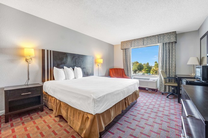 Imagen de la habitación del Hotel Super 8 by Wyndham Orlando Near Florida Mall. Foto 2