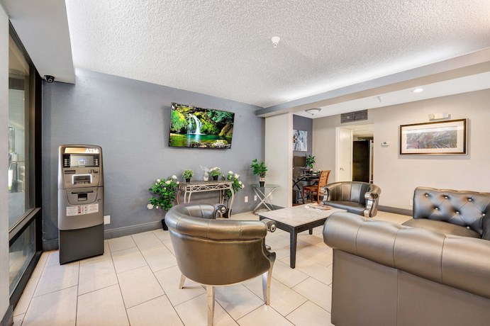 Imagen de los interiores del Hotel Super 8 by Wyndham Orlando Near Florida Mall. Foto 15