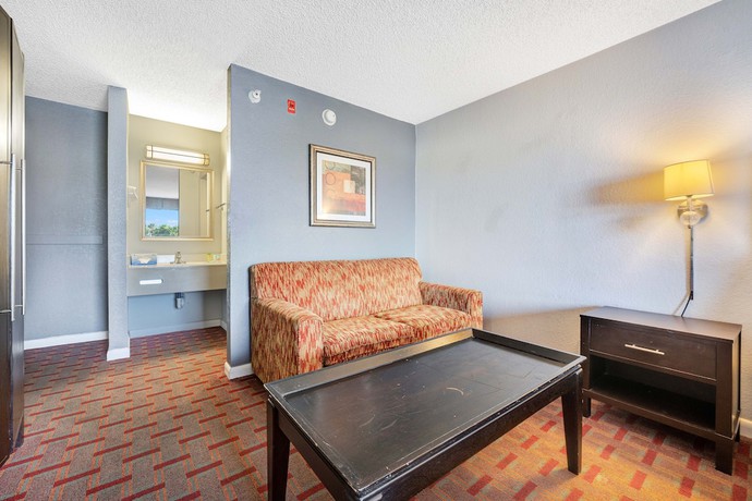 Imagen de la habitación del Hotel Super 8 by Wyndham Orlando Near Florida Mall. Foto 6