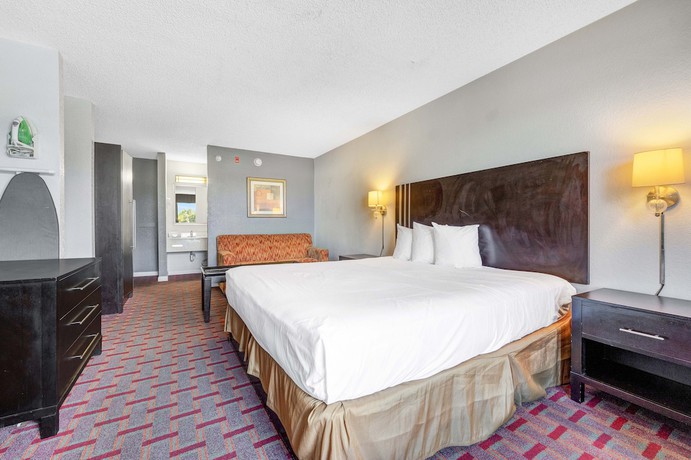 Imagen de la habitación del Hotel Super 8 by Wyndham Orlando Near Florida Mall. Foto 9