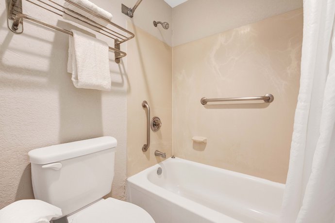 Imagen de la habitación del Hotel Super 8 by Wyndham Orlando Near Florida Mall. Foto 10