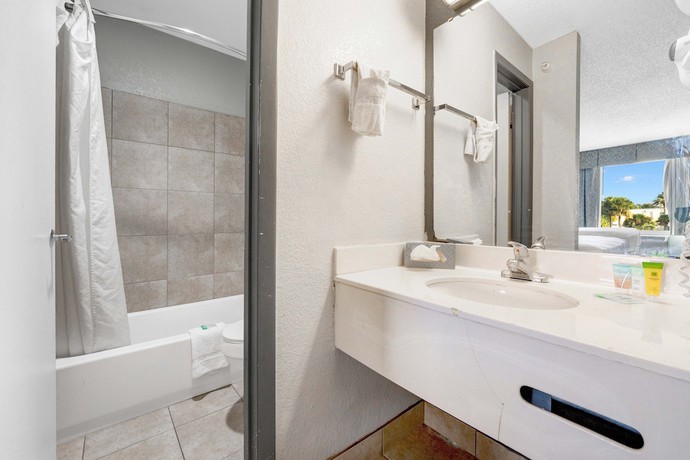 Imagen de la habitación del Hotel Super 8 by Wyndham Orlando Near Florida Mall. Foto 12