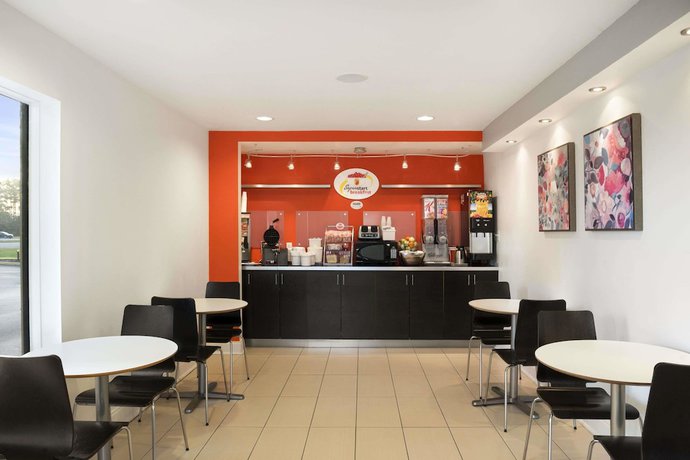 Imagen del bar/restaurante del Hotel Super 8 by Wyndham Ormond Beach. Foto 4