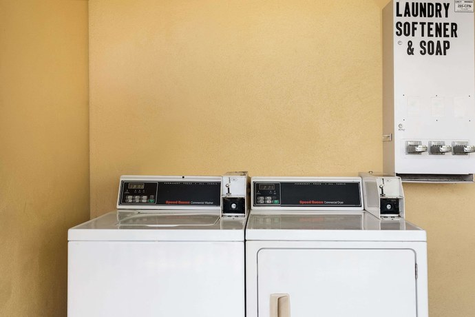 Imagen de los interiores del Hotel Super 8 by Wyndham Ormond Beach. Foto 17