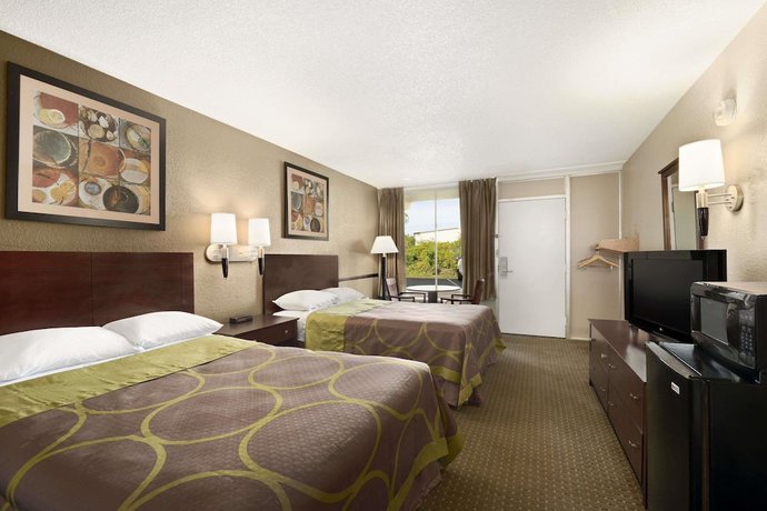 Imagen de la habitación del Hotel Super 8 by Wyndham Ormond Beach. Foto 8