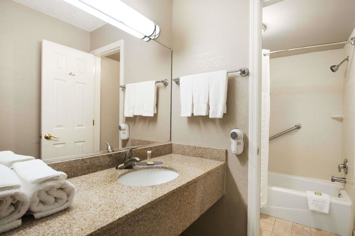 Imagen de la habitación del Hotel Super 8 by Wyndham Ormond Beach. Foto 15