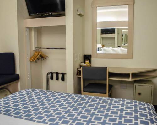 Imagen de la habitación del Hotel Super 8 by Wyndham Pensacola. Foto 3