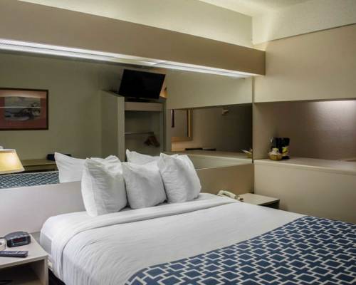 Imagen de la habitación del Hotel Super 8 by Wyndham Pensacola. Foto 6