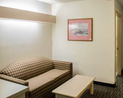 Imagen de la habitación del Hotel Super 8 by Wyndham Pensacola. Foto 7