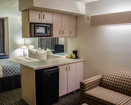 Imagen de la habitación del Hotel Super 8 by Wyndham Pensacola. Foto 8