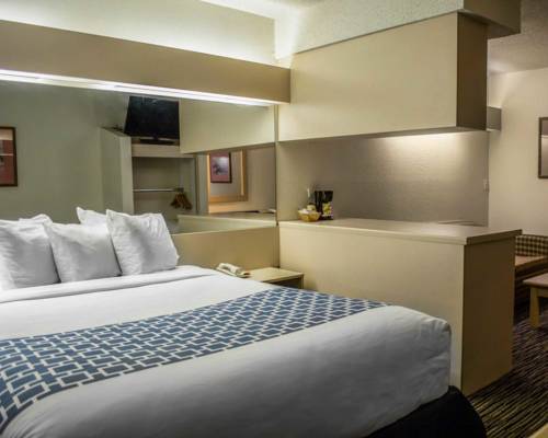 Imagen de la habitación del Hotel Super 8 by Wyndham Pensacola. Foto 9