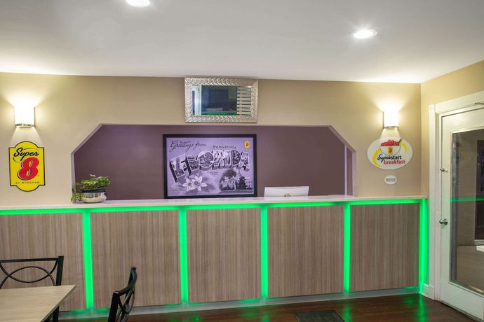 Imagen de los interiores del Hotel Super 8 by Wyndham Pensacola NAS Area. Foto 17
