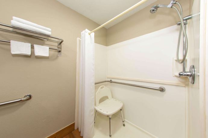 Imagen de la habitación del Hotel Super 8 by Wyndham Pensacola NAS Area. Foto 7
