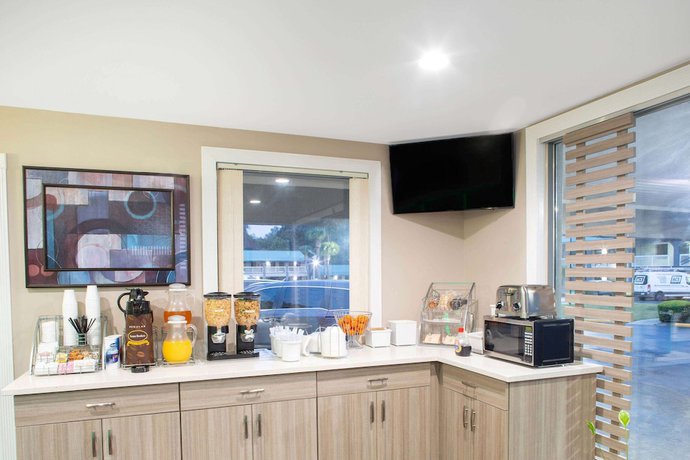 Imagen del bar/restaurante del Hotel Super 8 by Wyndham Pensacola NAS Area. Foto 3