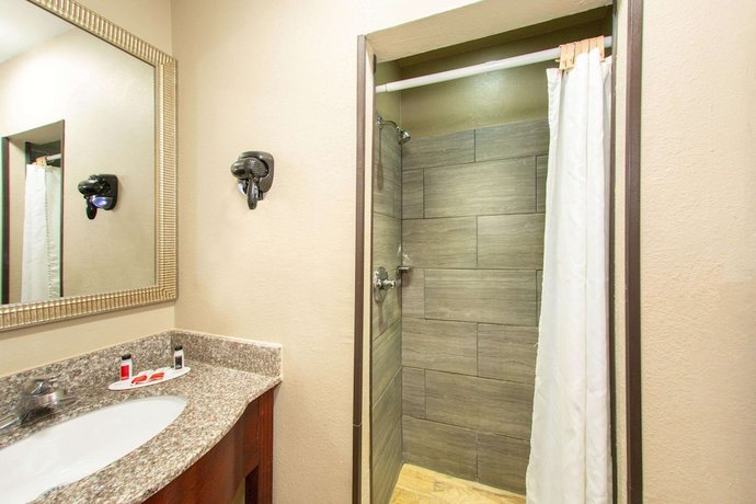 Imagen de la habitación del Hotel Super 8 by Wyndham Pensacola NAS Area. Foto 15