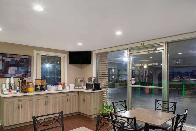 Imagen del bar/restaurante del Hotel Super 8 by Wyndham Pensacola NAS Area. Foto 4