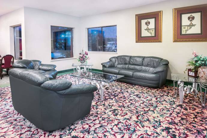 Imagen de los interiores del Hotel Super 8 by Wyndham Pevely. Foto 9