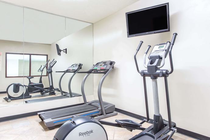 Imagen de los interiores del Hotel Super 8 by Wyndham Pevely. Foto 10