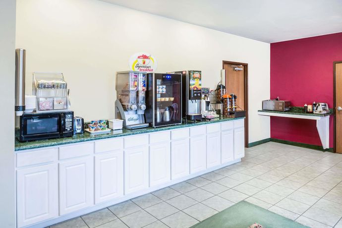 Imagen del bar/restaurante del Hotel Super 8 by Wyndham Pevely. Foto 2