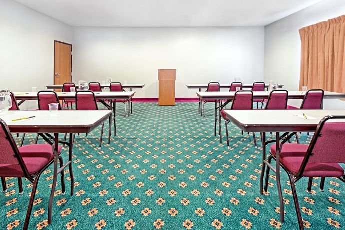 Imagen de los interiores del Hotel Super 8 by Wyndham Pevely. Foto 11