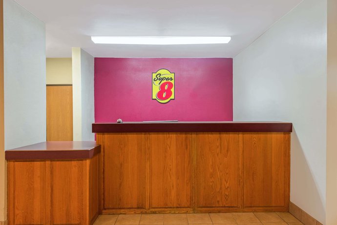 Imagen de los interiores del Hotel Super 8 by Wyndham Pevely. Foto 12