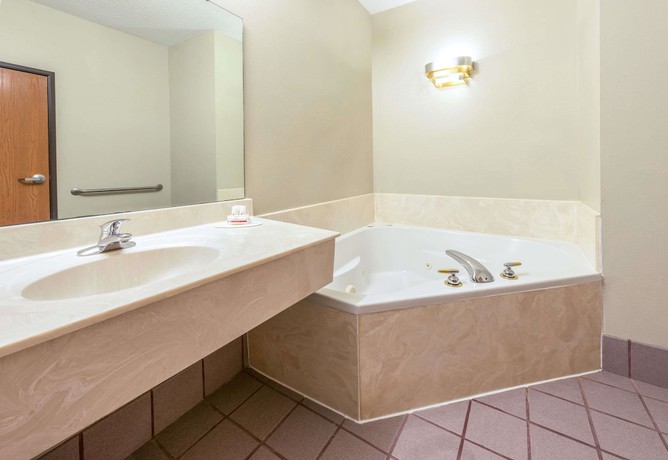 Imagen de la habitación del Hotel Super 8 by Wyndham Pevely. Foto 5