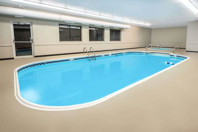 Imagen de la piscina del Hotel Super 8 by Wyndham Pevely. Foto 16