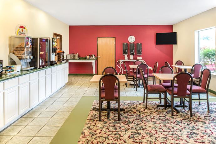 Imagen de los interiores del Hotel Super 8 by Wyndham Pevely. Foto 14