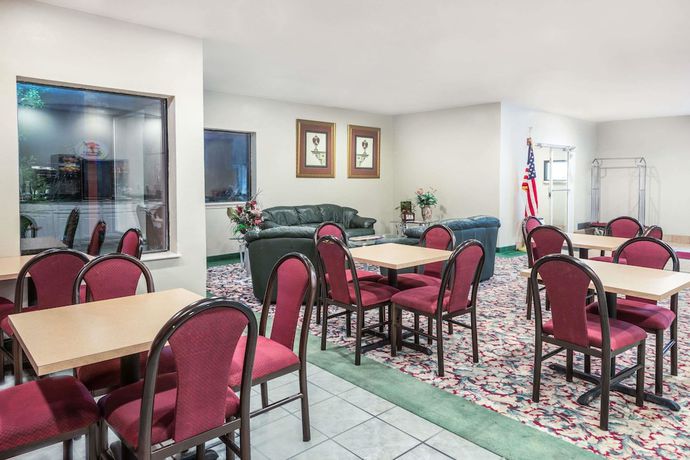 Imagen de los interiores del Hotel Super 8 by Wyndham Pevely. Foto 15