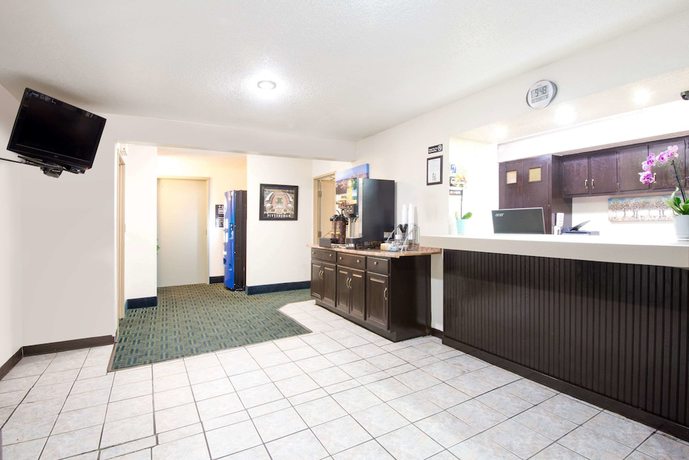 Imagen de los interiores del Hotel Super 8 by Wyndham Pittsburgh PA Airport/University Area. Foto 15