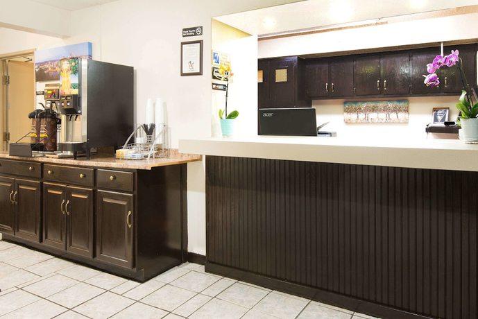 Imagen del bar/restaurante del Hotel Super 8 by Wyndham Pittsburgh PA Airport/University Area. Foto 3