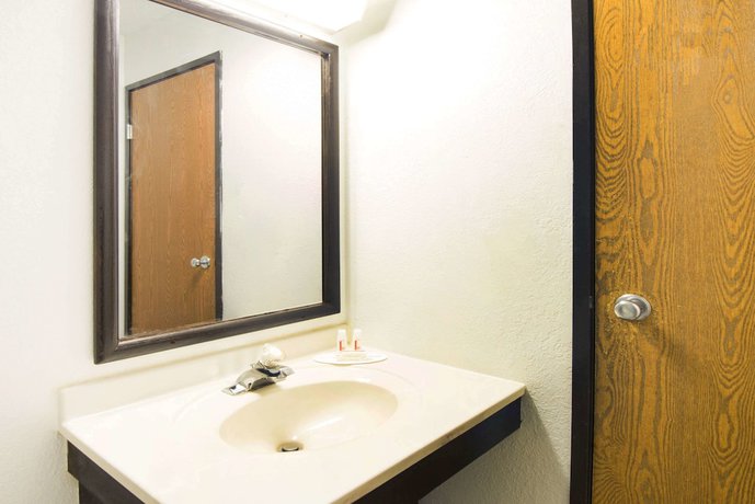 Imagen de la habitación del Hotel Super 8 by Wyndham Pittsburgh PA Airport/University Area. Foto 9