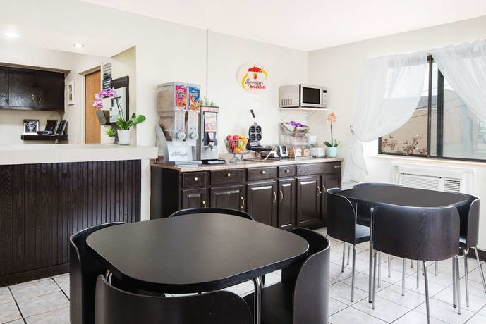 Imagen del bar/restaurante del Hotel Super 8 by Wyndham Pittsburgh PA Airport/University Area. Foto 4