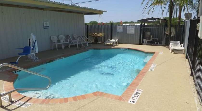 Imagen de la piscina del Hotel Super 8 by Wyndham Pleasanton. Foto 18