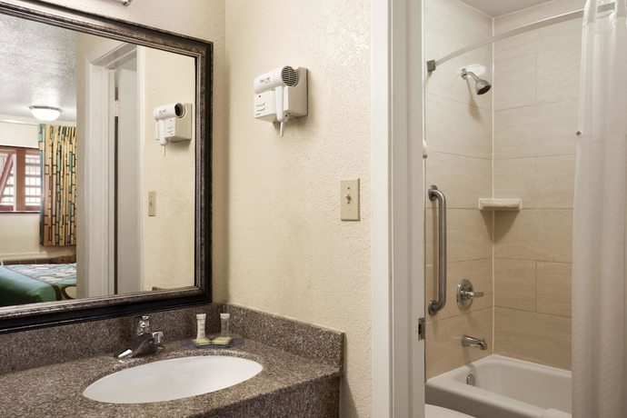 Imagen de la habitación del Hotel Super 8 by Wyndham Pleasanton. Foto 3