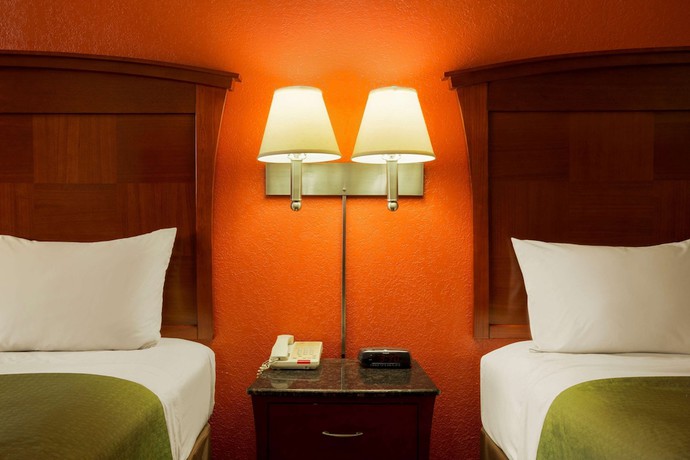 Imagen de la habitación del Hotel Super 8 by Wyndham Pleasanton. Foto 4