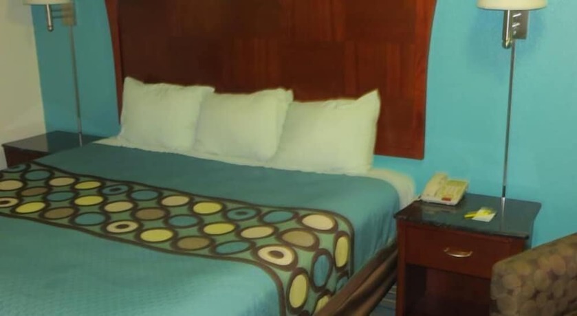 Imagen de la habitación del Hotel Super 8 by Wyndham Pleasanton. Foto 6