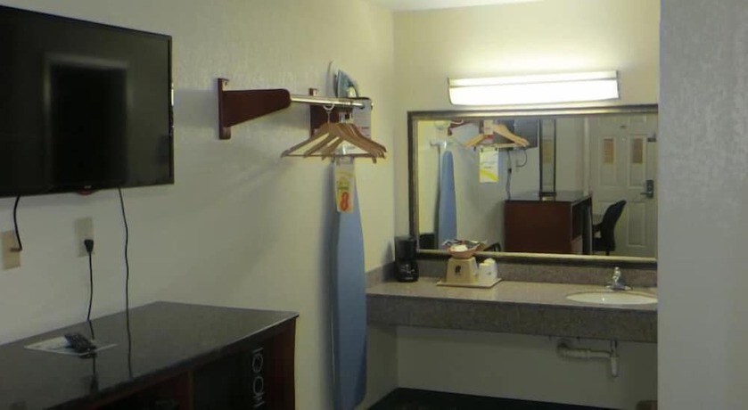 Imagen de la habitación del Hotel Super 8 by Wyndham Pleasanton. Foto 7