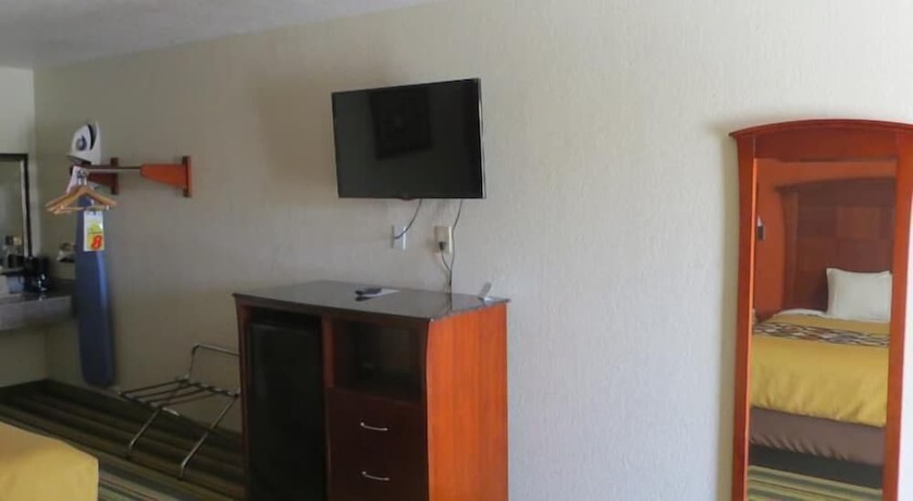 Imagen de la habitación del Hotel Super 8 by Wyndham Pleasanton. Foto 8