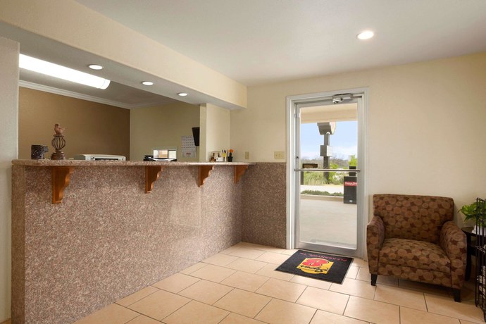 Imagen de los interiores del Hotel Super 8 by Wyndham Pleasanton. Foto 17