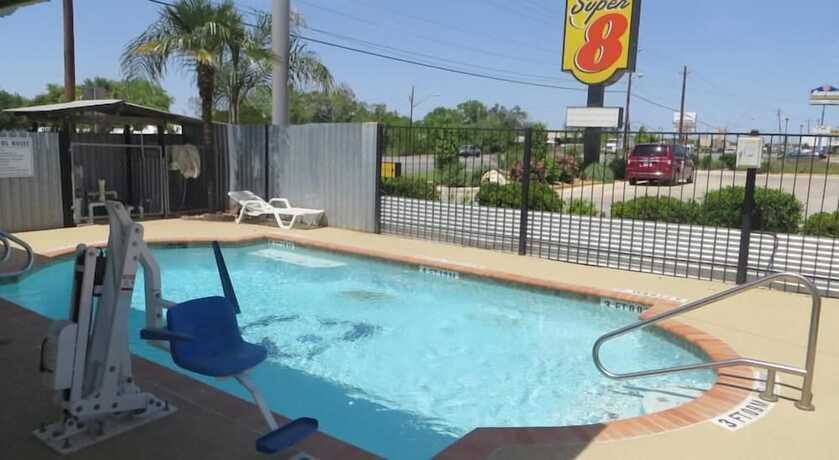 Imagen de la piscina del Hotel Super 8 by Wyndham Pleasanton. Foto 19