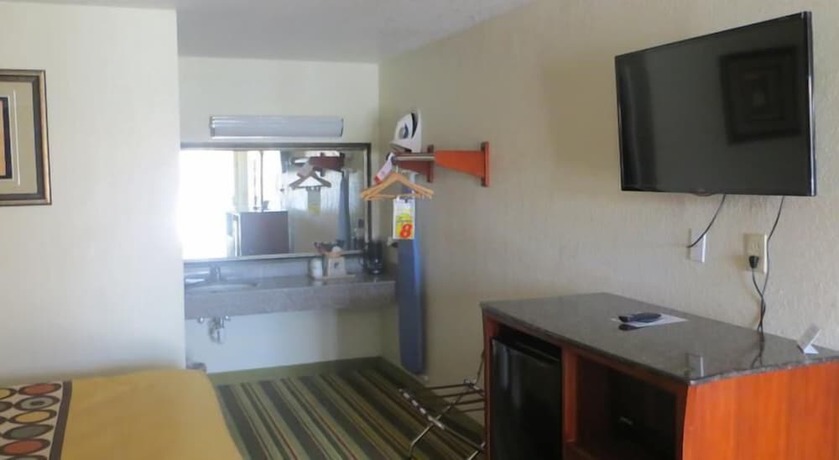 Imagen de la habitación del Hotel Super 8 by Wyndham Pleasanton. Foto 9