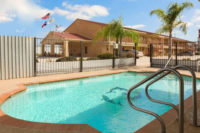 Imagen de la piscina del Hotel Super 8 by Wyndham Pleasanton. Foto 20