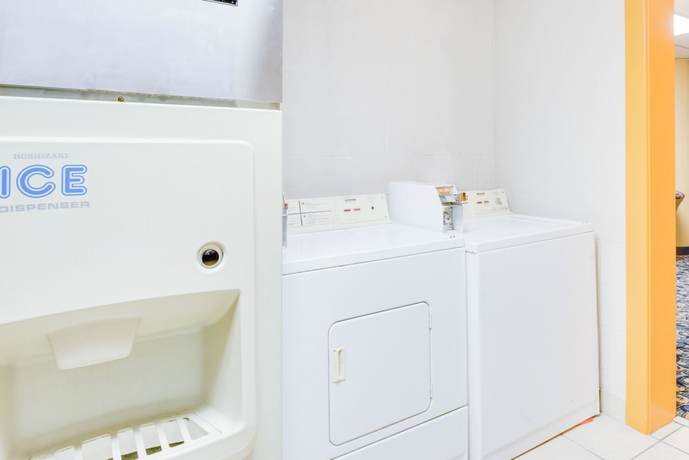Imagen de los interiores del Hotel Super 8 by Wyndham Port Clinton. Foto 16