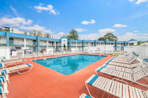 Imagen de la piscina del Hotel Super 8 by Wyndham Portsmouth - Norfolk. Foto 20