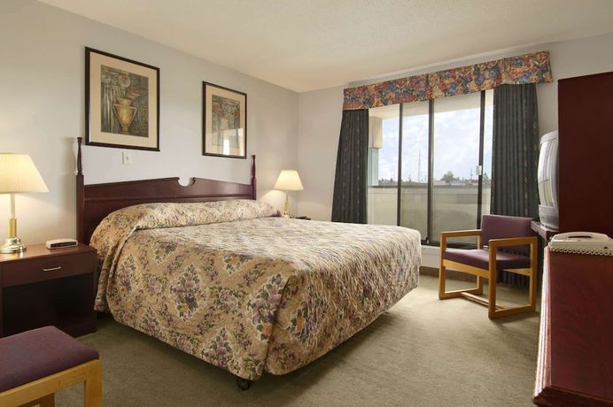 Imagen de la habitación del Hotel Super 8 by Wyndham Red Deer. Foto 4