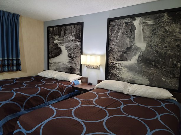 Imagen de la habitación del Hotel Super 8 by Wyndham Red Deer. Foto 7