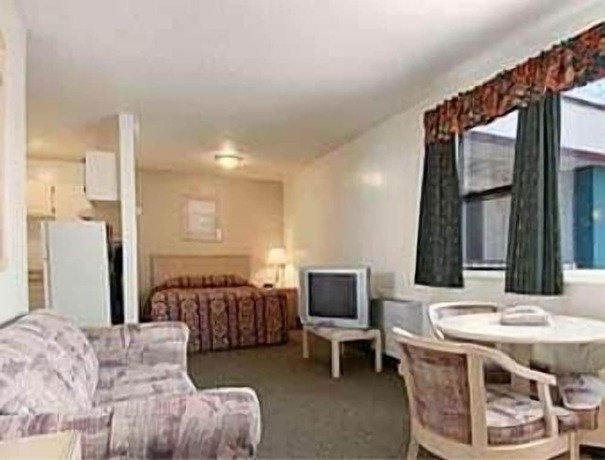 Imagen de la habitación del Hotel Super 8 by Wyndham Red Deer. Foto 11