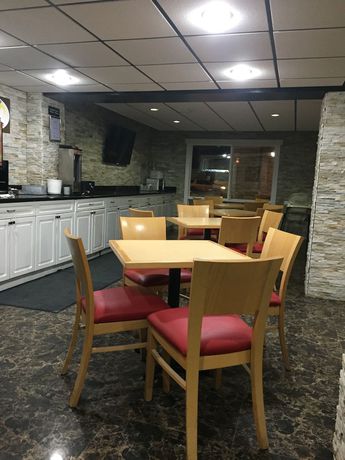 Imagen del bar/restaurante del Hotel Super 8 by Wyndham Red Deer. Foto 2